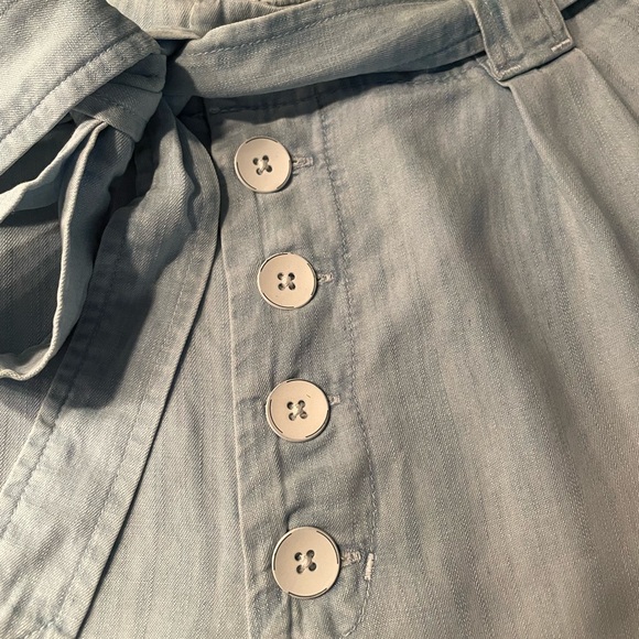 Bella Dahl pale blue tie waist shorts. Super soft and drapey. Button front - Picture 2 of 4